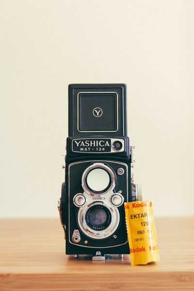 棕色表面上的灰色和黑色Yashica相机